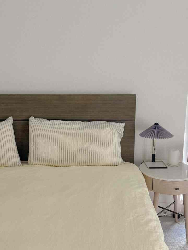 Love when I made my bed in the morning🙌🏻
#tekla 
#masterbedroominterior 
#beddingset 
#nightstand
#lamp