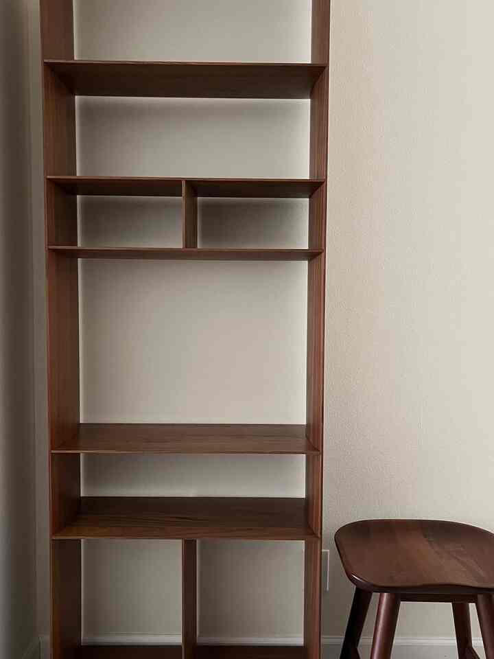 The right scent can shift the mood of a space in the softest way. Setting up my candles where I can see and reach for them easily whenever I need a little calm.

#shelfdecoration #shelf #candlewarmer #simplepleasures #lifewithobjects