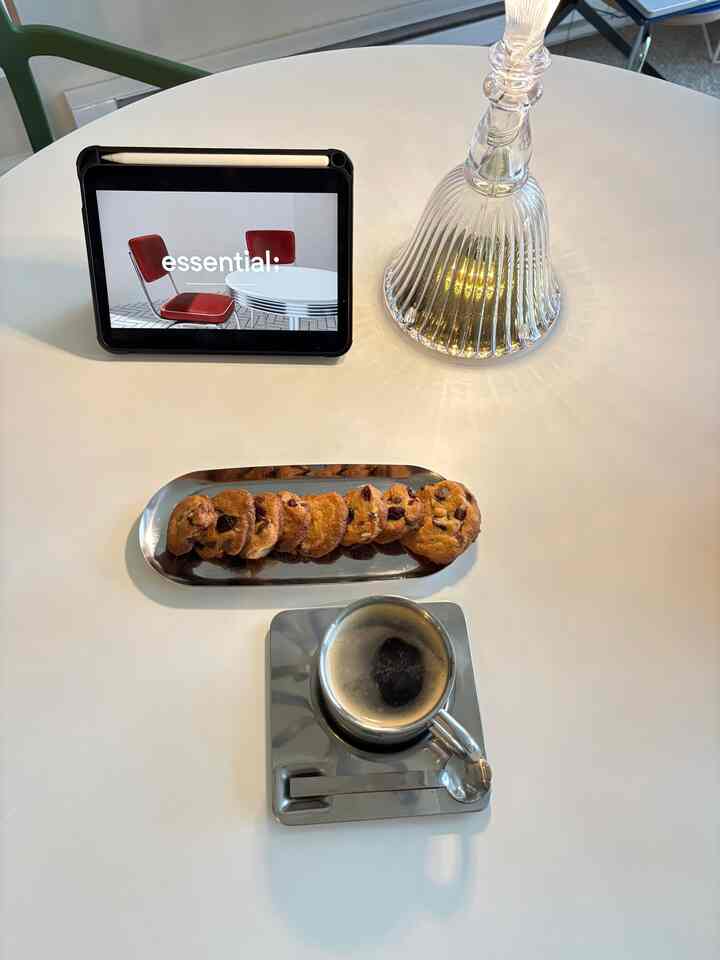 Time for a sugar boost & coffee.

#chrome #relax #coffeetime #coffee #coffeecup #dessert 