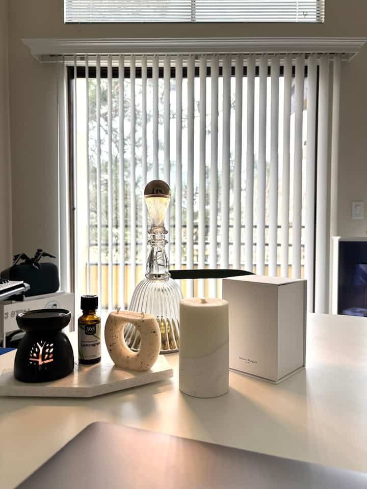 Cahaya lembut, aroma yang menenangkan, dan terapi cahaya lilin.

#CozyVibes #WarmLights #AromaMagic #CandleGlow #essentialoil #aromaoil #candle #maisonmargiela