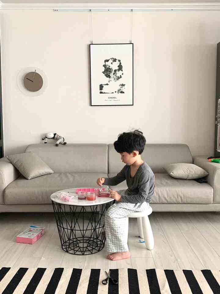 Black & White 🤍♠️
My limited edition chanel poster.

#livingroom #painting #wallshef #walldecoration #frame #frameinterior #fermliving #ikea #minimal #whiteinterior 

