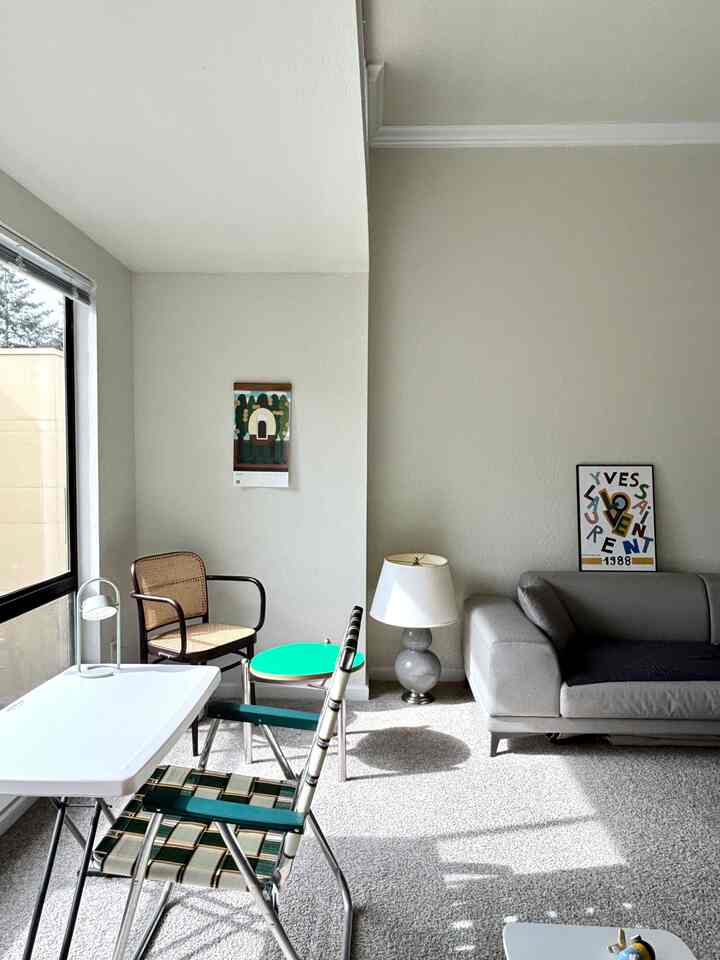 Calm before the storm, shinyday 🌟🌤️

#green #greeninterior #livingroom #poster #posterframe #posterinterior #fabricsofa 