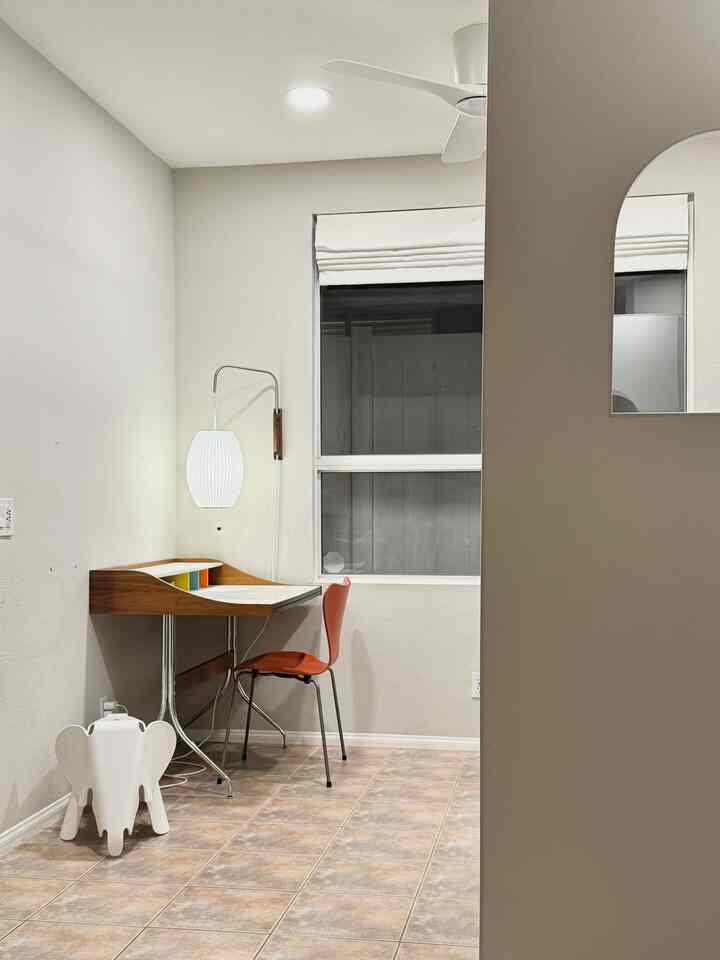 Some colors in our home office 🧡🤎

#georgenelson #HermanMiller #deskinterior #desk #homeoffice #midcenturymodern #mcm 