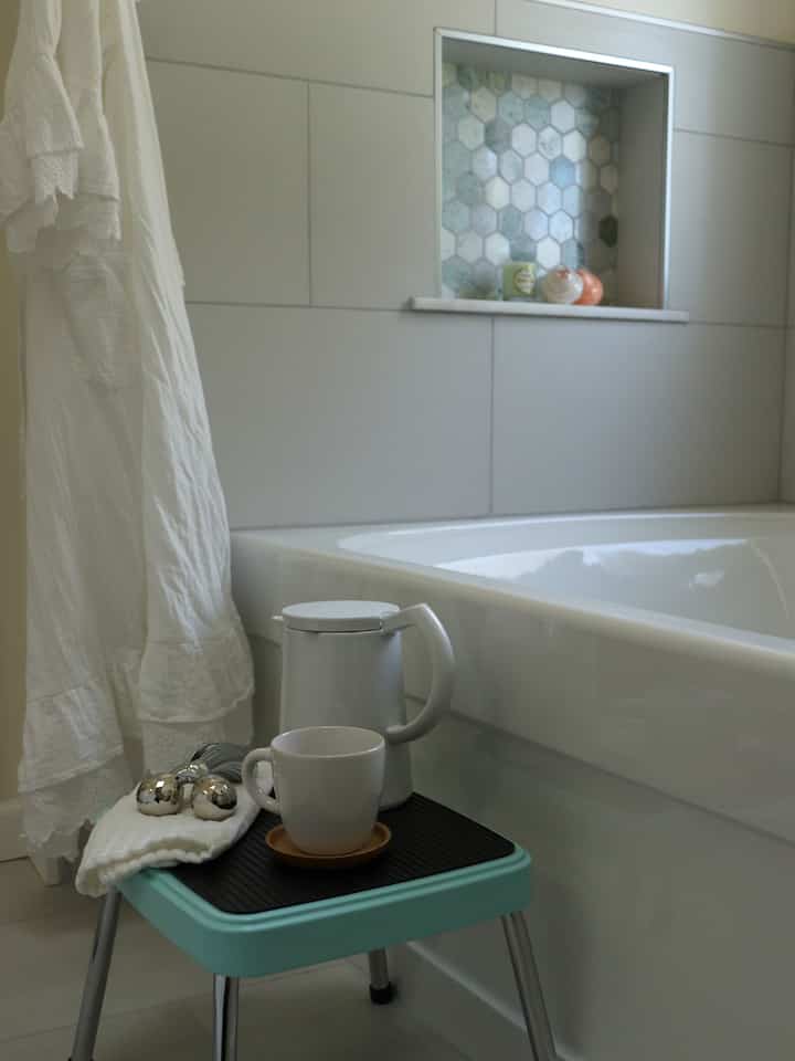 Just a little setup for a quiet soak. A warm cup of tea, my favorite face massage tool, and some time to slow down. It does not have to be fancy to feel like a reset.

#bathmood #slowlivinghome #massagetool #candle #bathbomb