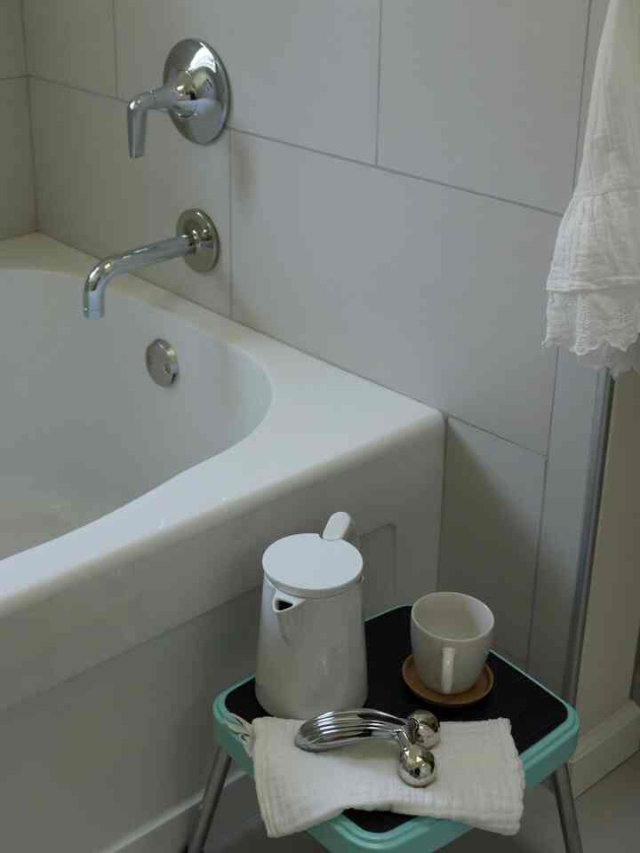 Salah satu detail kecil yang sangat saya perhatikan saat merenovasi kamar mandi adalah saluran bak mandi. Saya memilih saluran yang lebih panjang sehingga air mengalir keluar dengan lancar dan mengisi bak mandi tanpa terciprat ke mana-mana. Mungkin tampak sepele, tetapi sangat berarti. Hal-hal kecil seperti ini membuat ruangan terasa lebih bermakna.

#bathroomremodel #tub #bathroomdetails #interiorupgrade #kohler
