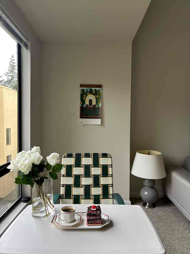 I need some me time with a picie of cake and coffee.

#livingroom #dessert #cake #coffee #metime #owntime #coffeetime 