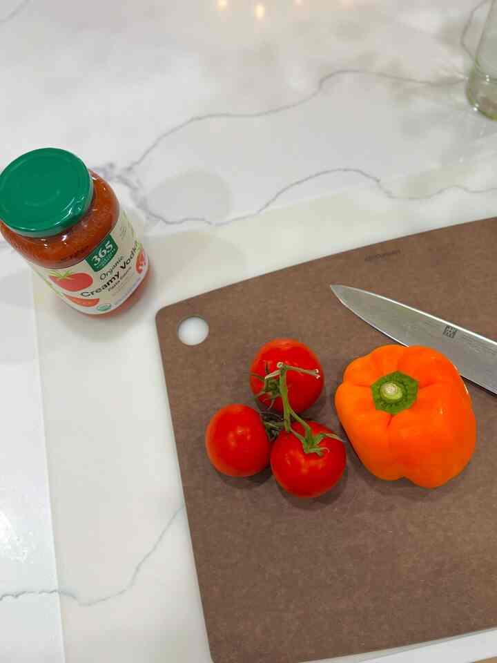 This is a silicone mat I put on the quatz island.
It’s the way to protect and keep clean the white quatz. 🤍✨

#kitchen #kitchenaccessories #siliconemat

