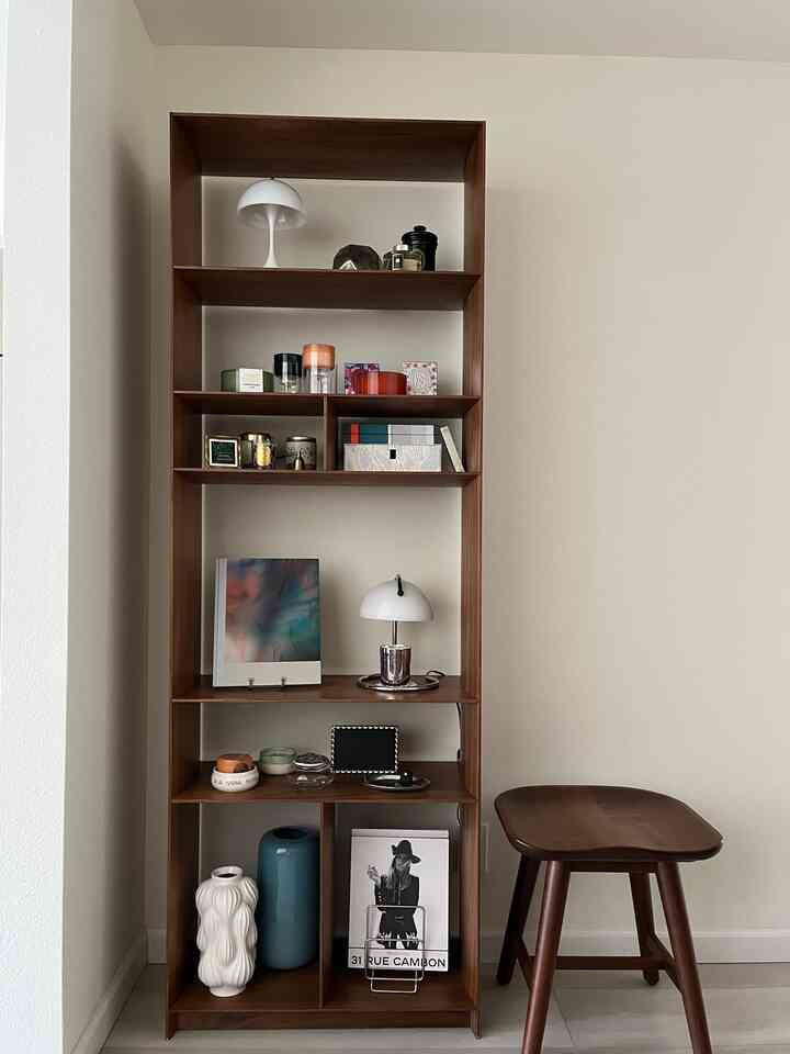 A good candle and a beautiful art book always make me feel grounded. It is the little things that bring calm to a space.

#shelfdecoration #bookcase #candle #artbook 