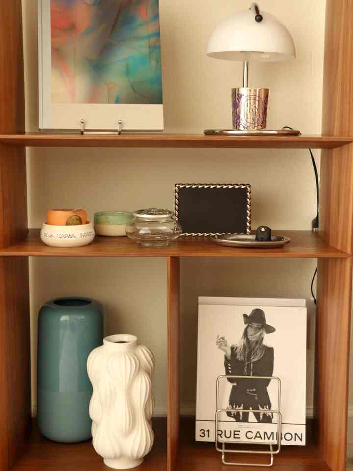 Sudut kecil yang tenang dengan barang-barang yang saya suka. Sederhana dan cukup.

#shelfdecoration #bookshelf #shelfieinspo #neutralspace