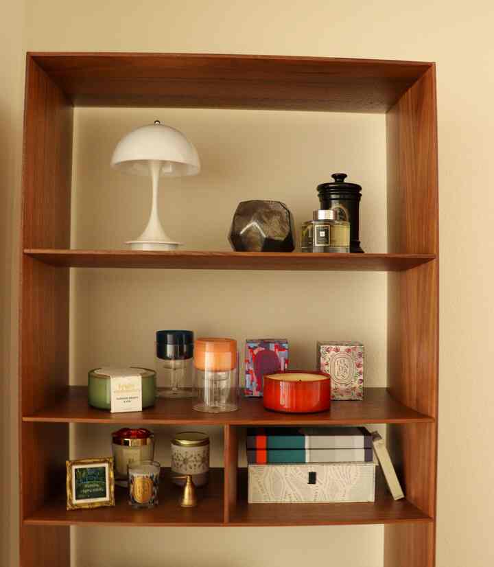 Little moments of calm stacked on each shelf. Candles that hold stories, colors that make me pause, and scents that shift the mood.

#shelfdecoration #Candle #defuser #shelfinspo #scentedcorner