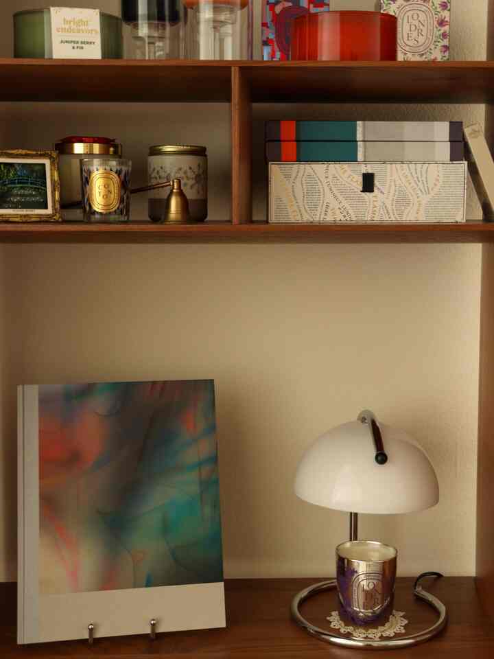 Saya suka aroma lembut yang tercium di ruangan, tetapi tinggal bersama kucing membuat saya lebih jarang menyalakan lilin. Namun, Bright Endeavors membuatnya terasa nyaman. Lilin kedelai mereka lembut, dan hati di balik merek tersebut membuatnya semakin istimewa. Dan tentu saja, saya tidak bisa melewatkan lilin Diptyque favorit saya. Aromanya yang unik dan kemasannya yang cantik terlalu nikmat untuk ditolak.

#shelfdecoration #shelfinspo #candleholder #candlewarmer