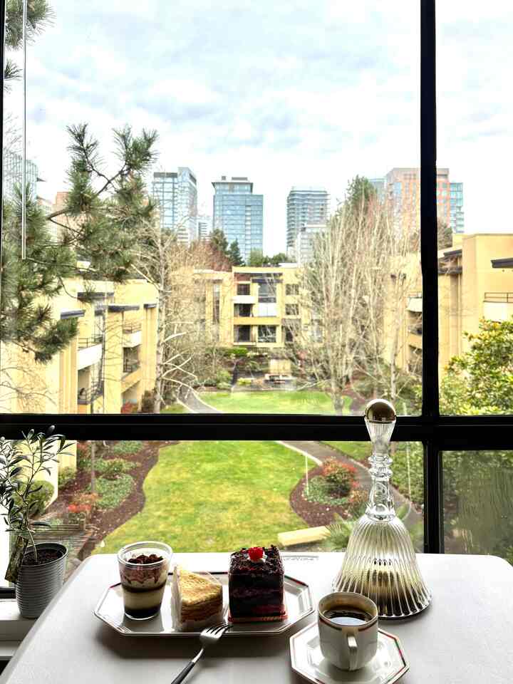 Semua untukku 🍰🧁🥮

#kopi #coffeetime #coffeecup #dessert #vintageplate #window