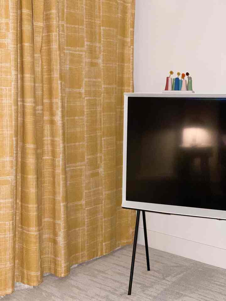 Try picking a colorful curtain. You won't regret it 💛💛💛
#masterbedroominterior 
#curtaininterior 
#samsungtv
#homedecor