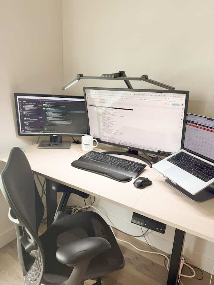 My current work corner upgrade ✨
Switched from cozy coffee vibes to full-on focus mode!
Dual monitors, adjustable desk, and my fav chair = productivity boost
Plus, a little caffeine buddy still by my side ☕️

#WorkFromHome #DeskSetup #StandingDesk
#MonitorSetup #ProductivityCorner #Hermanmiller #HomeOfficeGoals 