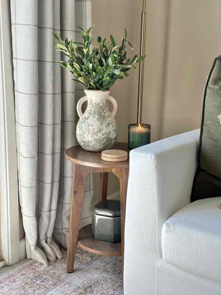 Have been loving the look of this green floral vase in my living room! #vase #livingroom #greendecor 