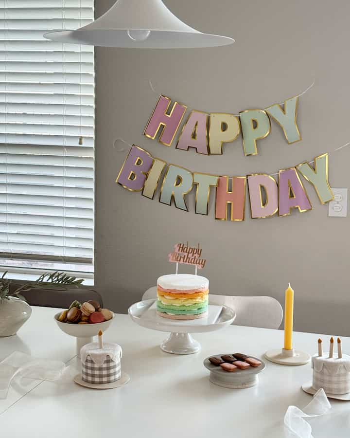 Birthday table setup for my first daughter 🤎✨


#birthdayparty #birthdaytable #kidsbirthday #birthday 