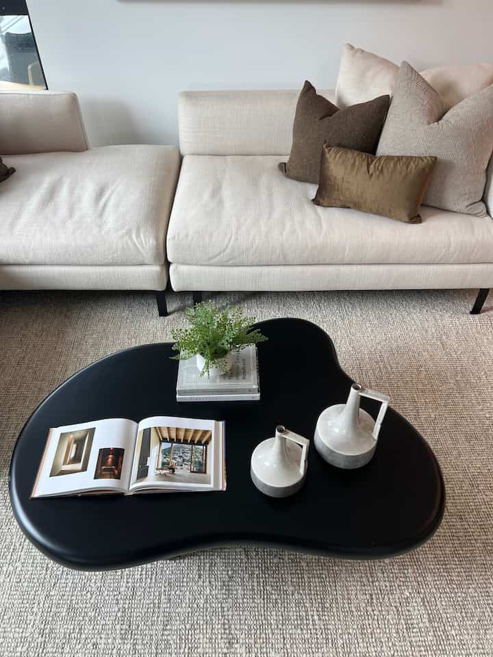 Coffee table styling vibes!
#coffeetable #livingroominterior #livingroom #livingroomtable #stylinghome #styling 