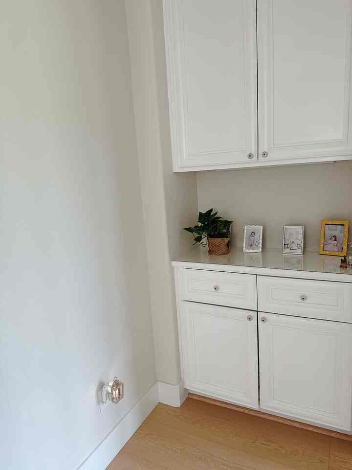 A happiness on my hallway 🤎
Look at this nightlight diffuser plug! it has a perfect amount of light and an adjustable scent with 3 level. 

#nightlight #diffuser #scent #hallway 
