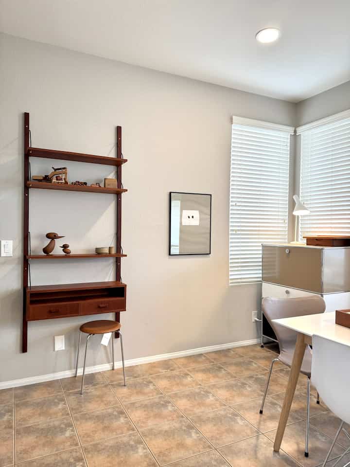 Wall decorating ideas 🤎

#Wallshelf #shelfinterior #teak #vintage #vintageinterior #shelfdecoration #shelvingsystem #shelfsystem 