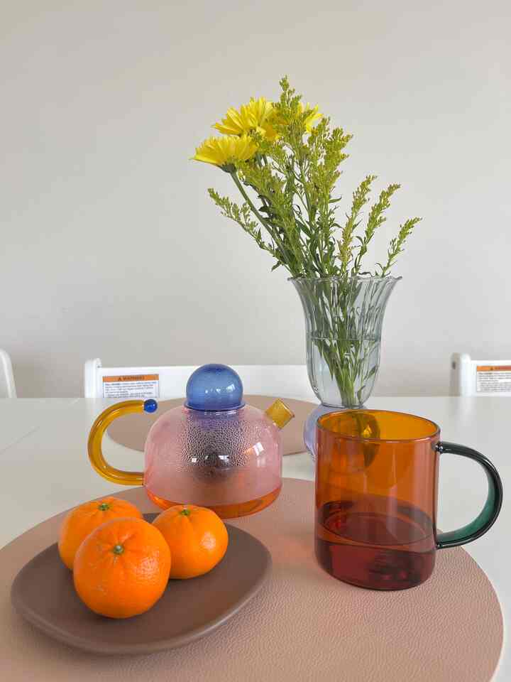 A relaxing morning teatime🍵

#flowerinterior
#glassteapot
#glasscup
#glassvase
