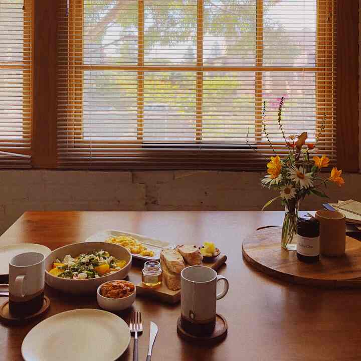 Brunch is ready 💛 #brunch #dining #woodendiningtable #cozywoodinterior #lofttherapy #spring