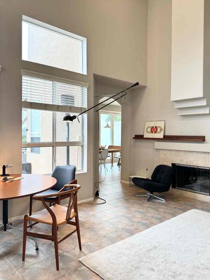 Selamat datang di bulan April 🌸

#flos #walllighting #lighting #lightinginterior #ikea #loungechair #ikeafurniture #wishbone #walnutinterior #walnut #teak #vintageinterior #vintage