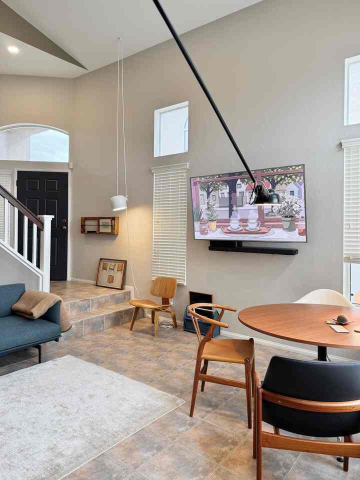 Furnitur dari kayu kenari🤎

#walnutinterior #walnut #furniturearrangement #furnituredesign #iconic #chairs #loungechair #lightings #midcenturymodern #mcm #mcminterior