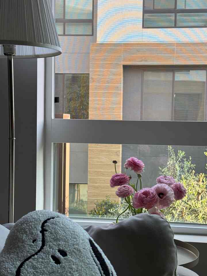 A flower bouquet is the best #springinterior 💐
 Why not some #flower for the #livingroom? With just little bit of effort, flowers can #bloom over a night 🌸