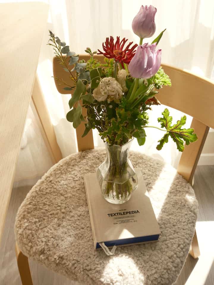 Bringing a touch of spring into the house — it’s amazing how flowers can instantly lift the mood and refresh the vibe. 🌹🌸💐

#springinterior #spring #flowers #flowerinterior 
