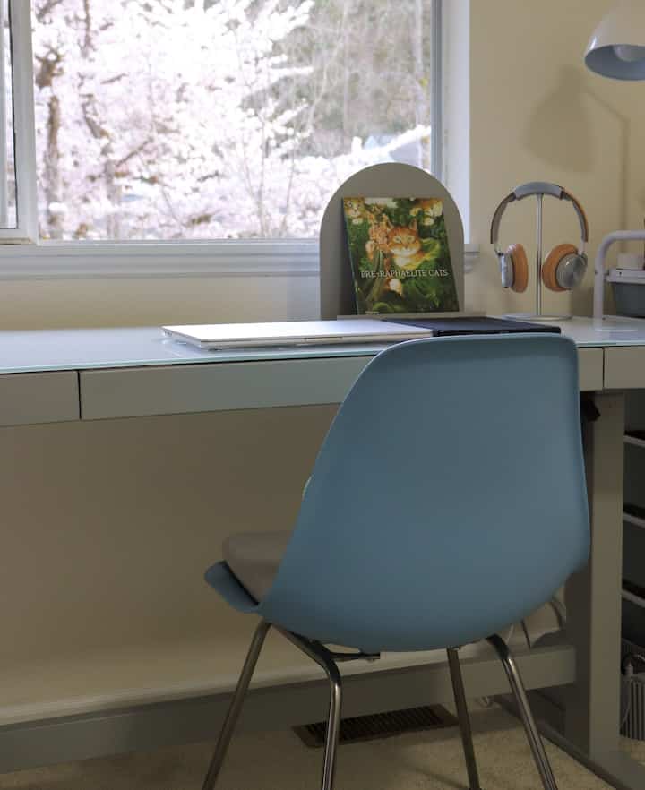 Clear spring days when the neighbor’s cherry blossoms are in full bloom feel like some of the most precious moments of the year. Spending the day with soft pink petals outside the window and a sweet cat art book in hand feels extra special.

#heightadjustabledesk #officedesk #EamesChair #memoboard