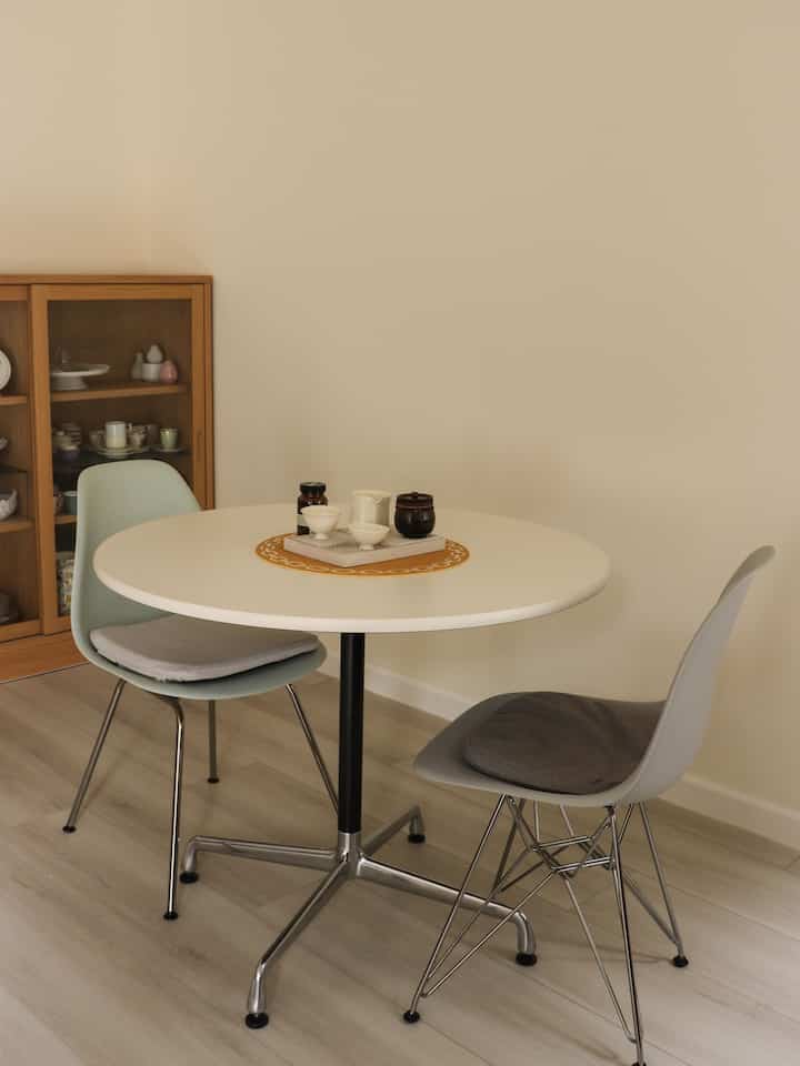 Spring tea setting. 🌱
#diningtable #EamesChair #eamestable #teatable 