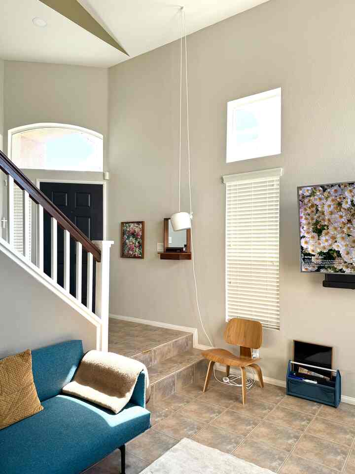 Love setting the mood with music and a fresh spring screen 🌸

#livingroominterior #mcm #midcenturymusic #livingroom #cozyhome #warmhouse #moderninterior 