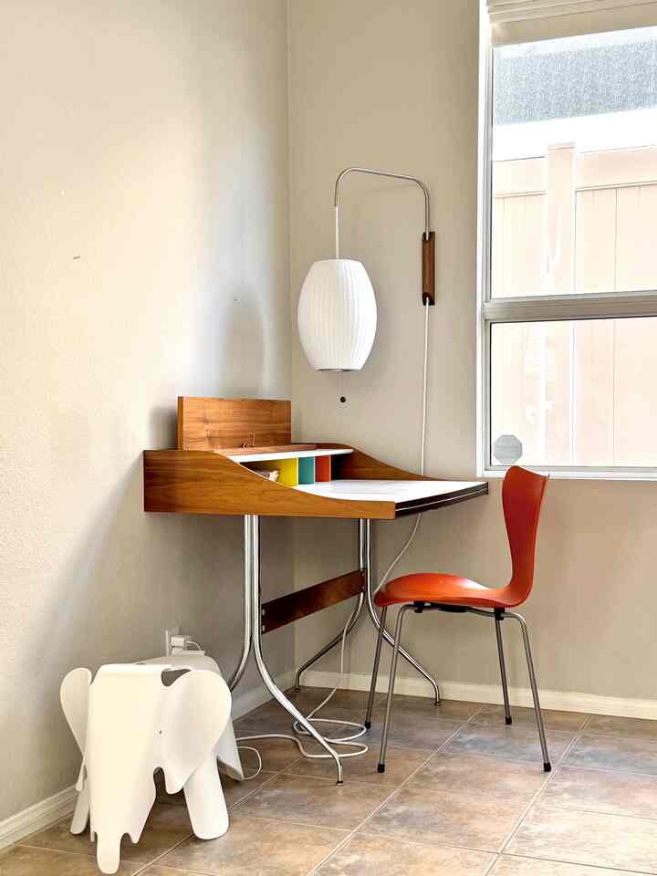 Color pops in the home office 🧡


#homeoffice #hermanmiller #nelson #eames #Europeanstyle #Europeaninterior #mcm #Midcenturymodern #desk #deskinterior