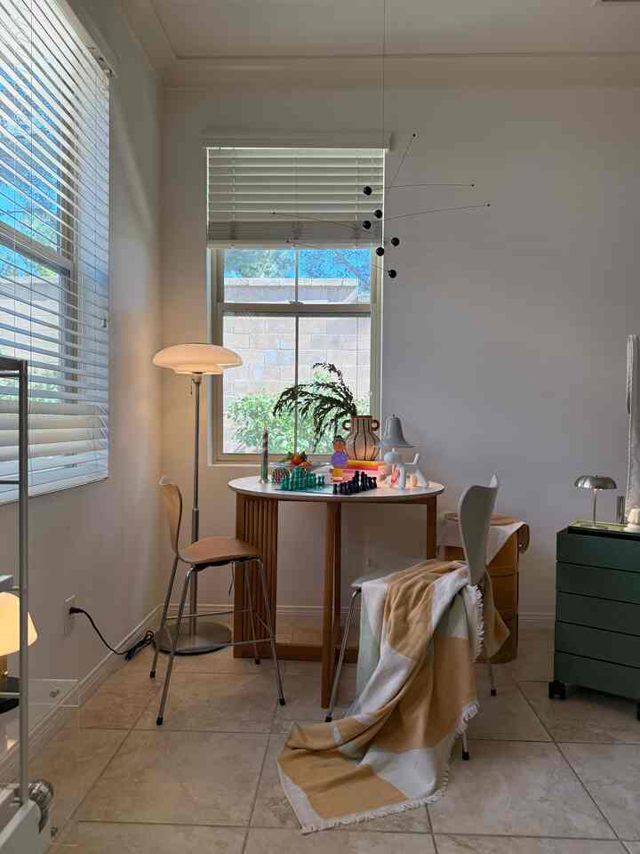 I’m feeling the vitality of #spring right in my home.🌼

#springinterior #roundtable #chair #fritzhansen #setago #portablelamp #zarahome #decorationgoods