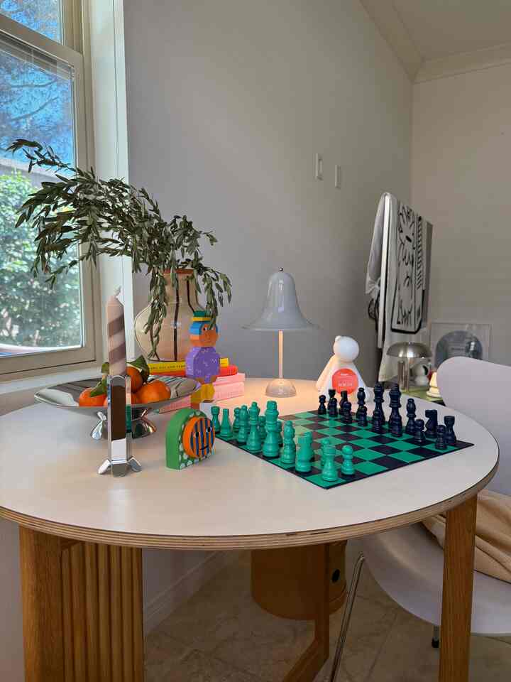 #springinterior #spring #roundtable #fritzhansen #diningchair #portablamp