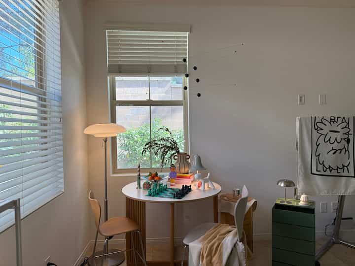 #springinterior #springcleaning #roundtable #woodfuniture #woodinterior #metal #MidCenturyModern 