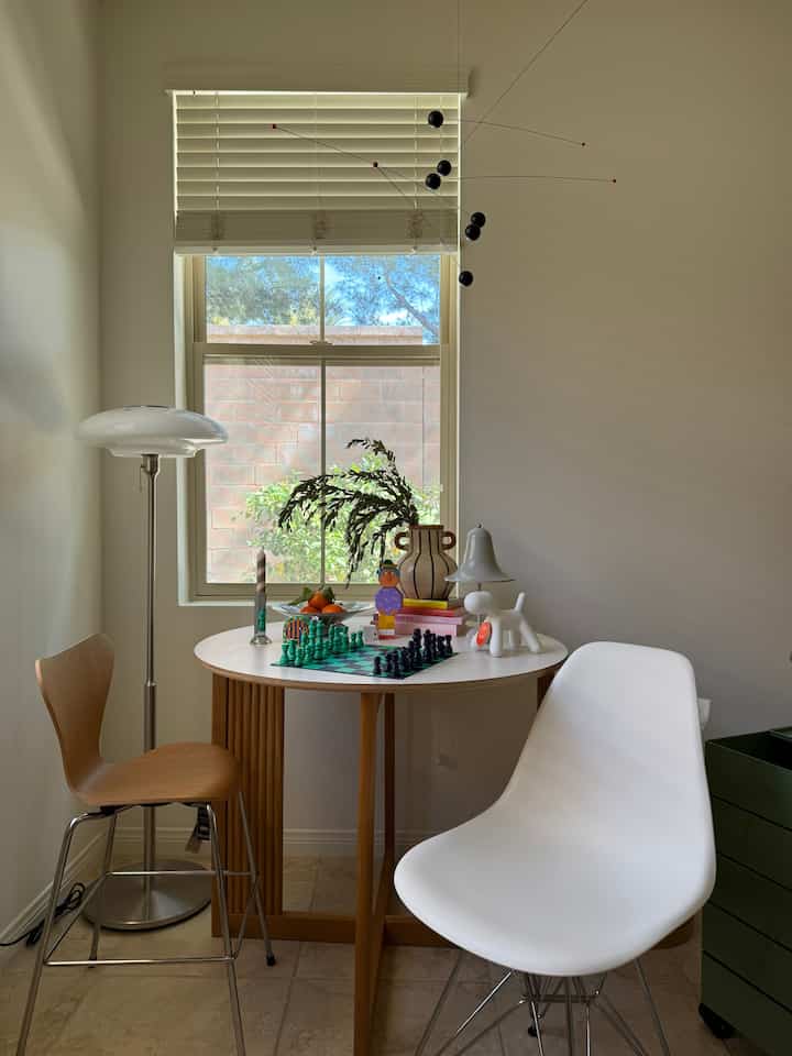 Each #chair changes the #mood of the space.

#EamesChair #minimal #midcentury #MidCenturyModern #whitechair #roudtable #livingroomyable #HermanMiller 