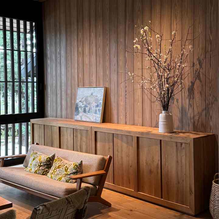 Apa yang ada di dinding Anda di musim semi? Begitu banyak inspirasi, terlihat di Flowers Winery

#woodinterior #spring #gallerywall #livingroominterior