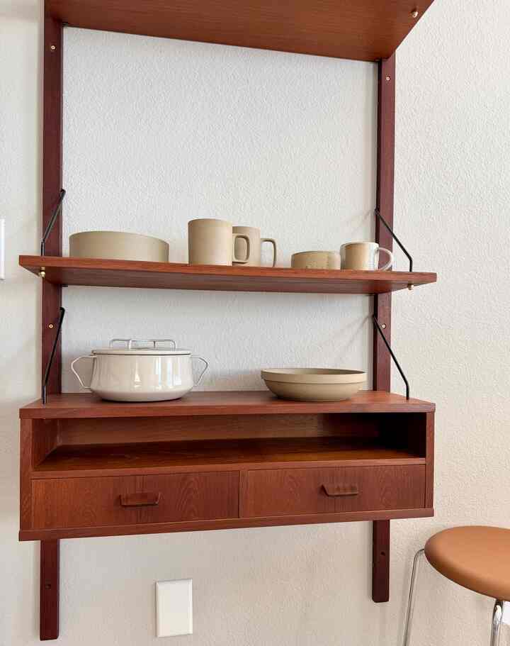 In love with vintage teak 🤎


#vintage #vintageinterior #teakfurniture #vintageatmosphere #teak #teakshelf #wallshelf #shelvingsystem #wallsystem 
