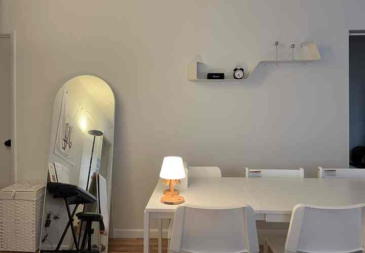 Loving my new floating shelves🤍
One of the best parts is how versatile they are. They come in three pieces, so you can arrange them any way you like!

#whiteinterior
#moderninterior
#smallhouseinterior
#diningroominterior