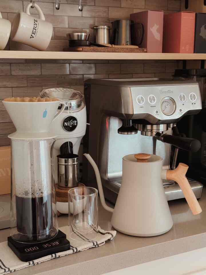 Quick caffeine recharge

#coffeebar #coffeegrinder #fellowkettle #pourover