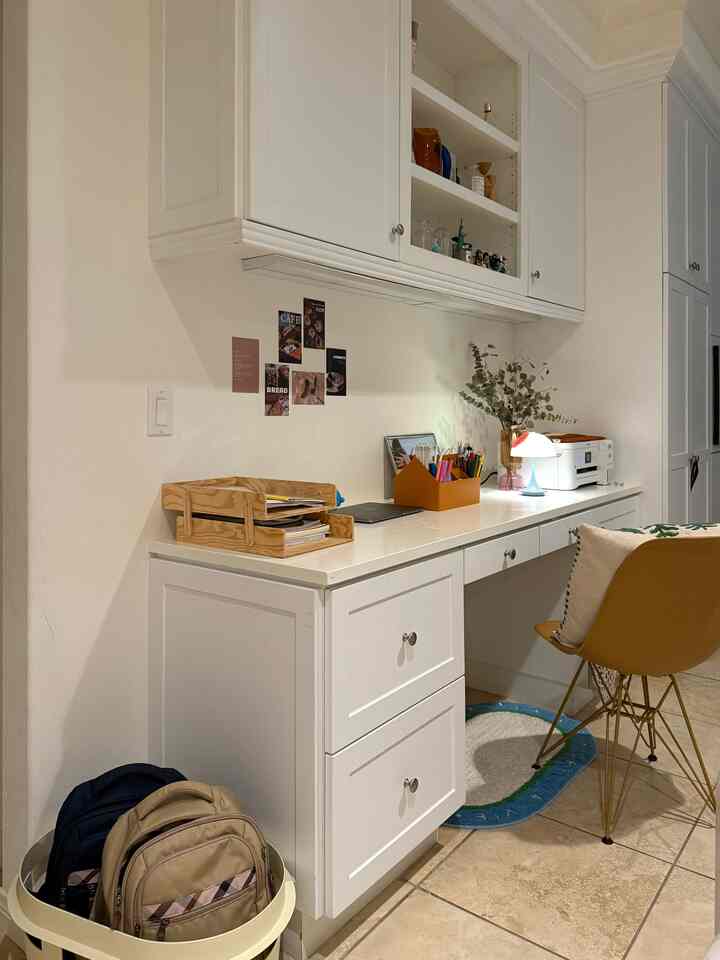 putih + oranye 🤍🧡

#RumahMinimalis #SimpleStorage #CleanAesthetic #OrganizedLiving #NeutralInteriors #ClutterFree #MinimalStyling #FunctionalDesign #CalmSpaces