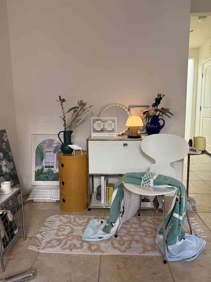 #FunctionalDesign #AestheticSeating #MinimalInterior #ChairStyling #DesignMeetsFunction #NookInspo #colorinterior