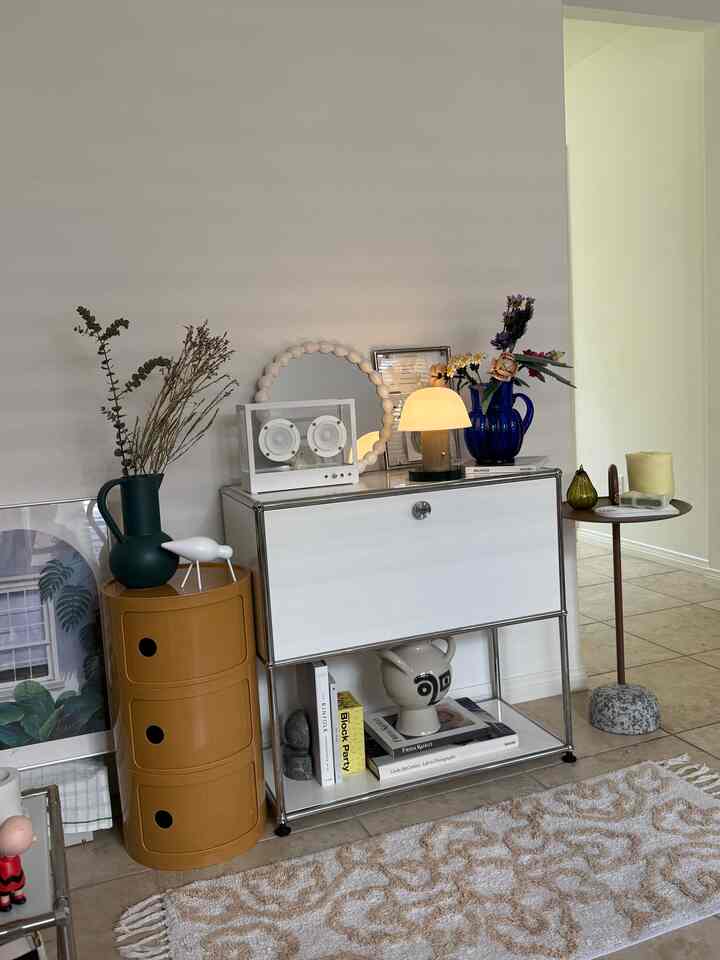 Putih + Cokelat + Hijau 🤍🤎💚

#DesainFungsional #AestheticSeating #MinimalInterior #Styling #DesignMeetsFunction #NookInspo