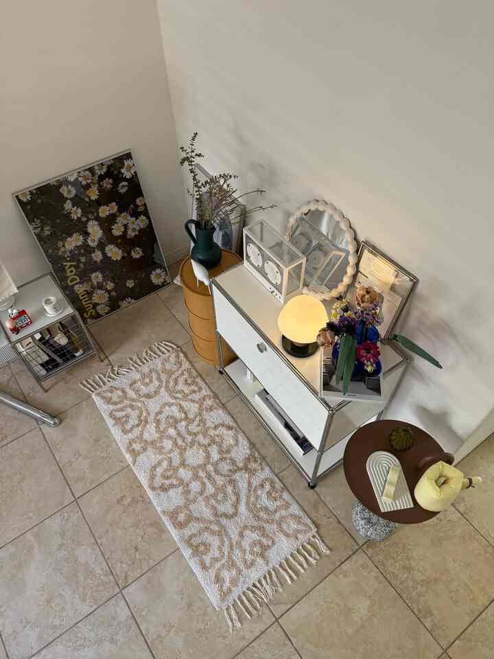 #WhiteBase #ColorPop #GreenAccent #OrangeTone #FreshVibe #CleanLook