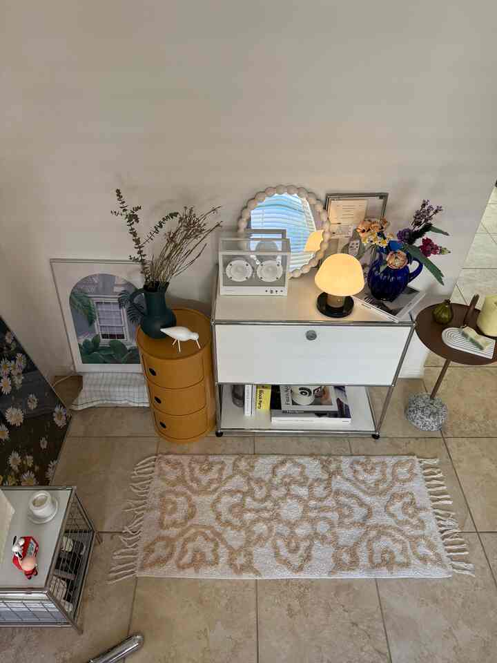 #midcentury #MidCenturyModern #cozy #WhiteInterior #PopOfColor #ColorfulMinimalism #GreenHomeVibes #WarmModernStyle #FreshInteriorLook