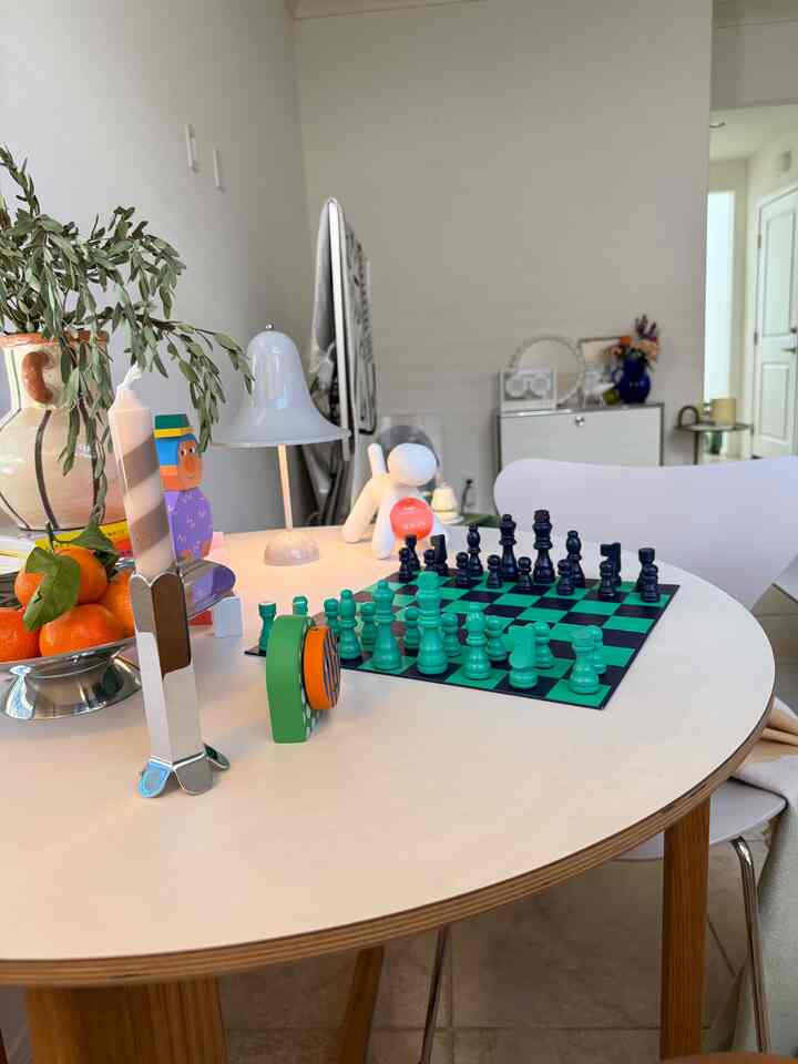 #WhiteInterior #PopOfColor #ColorfulMinimalism #GreenHomeVibes #WarmModernStyle #FreshInteriorLook