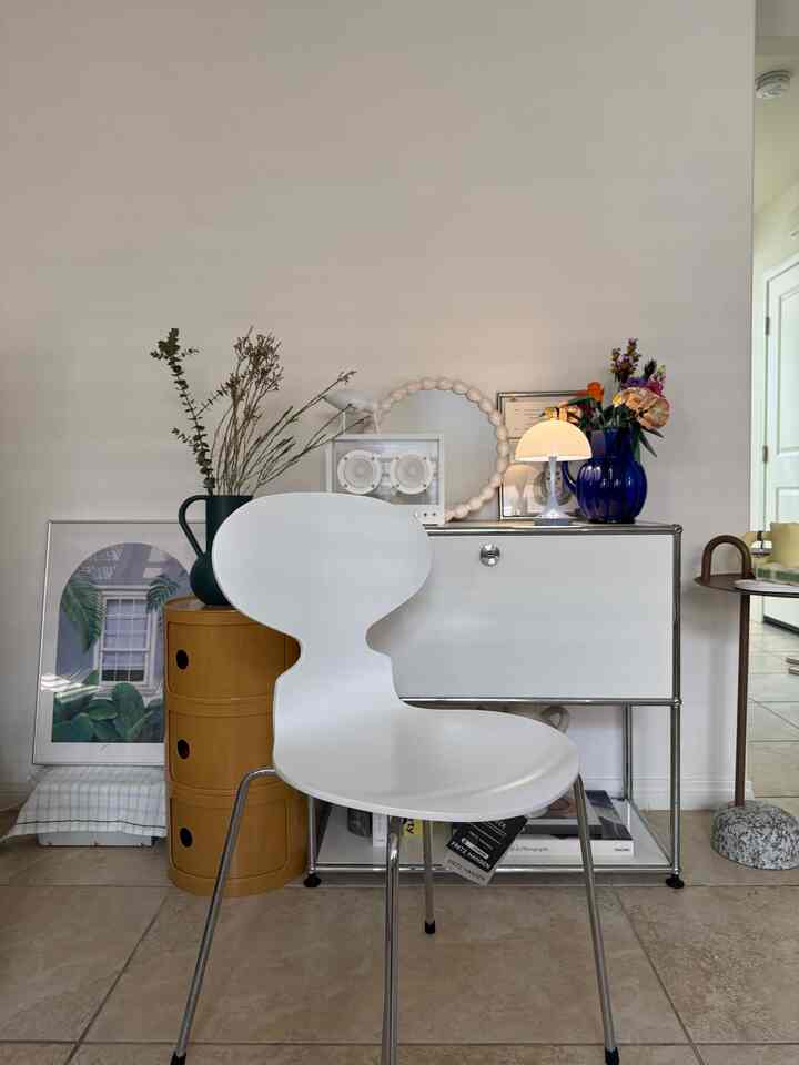 #whiteinterior #whitechair #fritzhansen #minimalliving #minimal #MidCenturyModern 