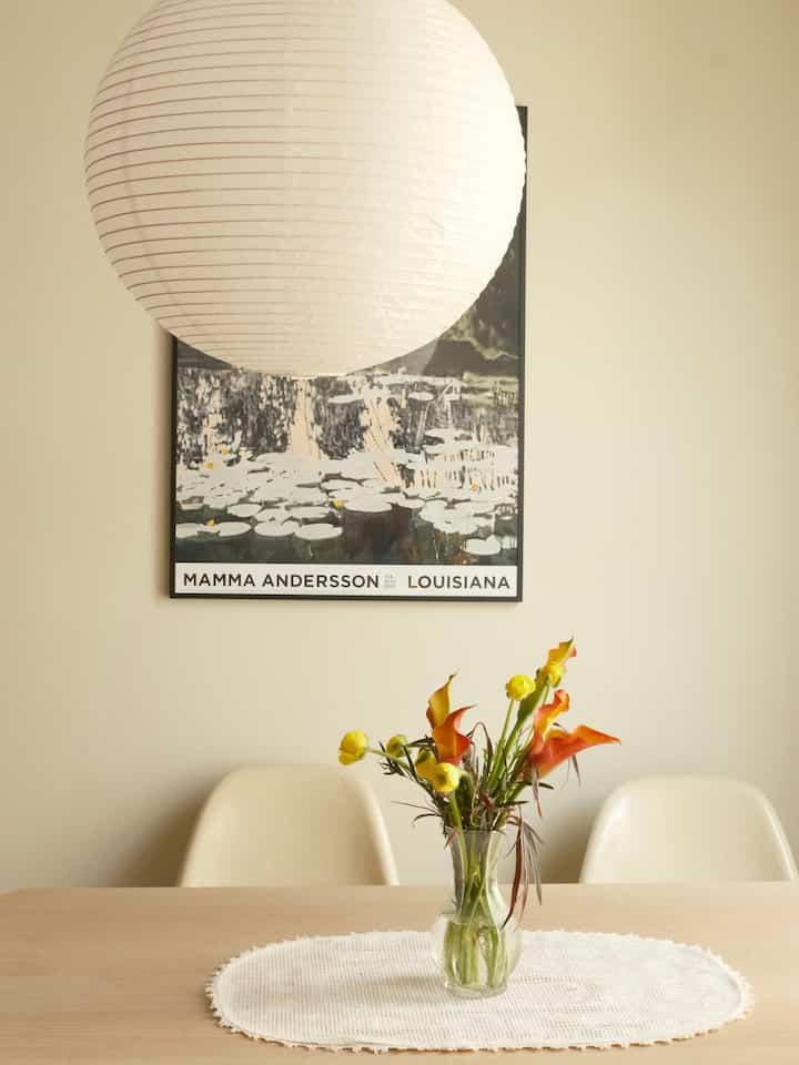 bringing spring to the table - yellow orange flowers added to the table 💐🌼

#flowerinterior #diningtable #diningtableinterior #artek #eames 