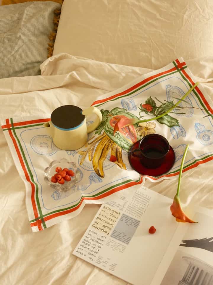 switching up the vibe with new bedding 🌞
#bedding #springinterior #warmtoneinterior 
